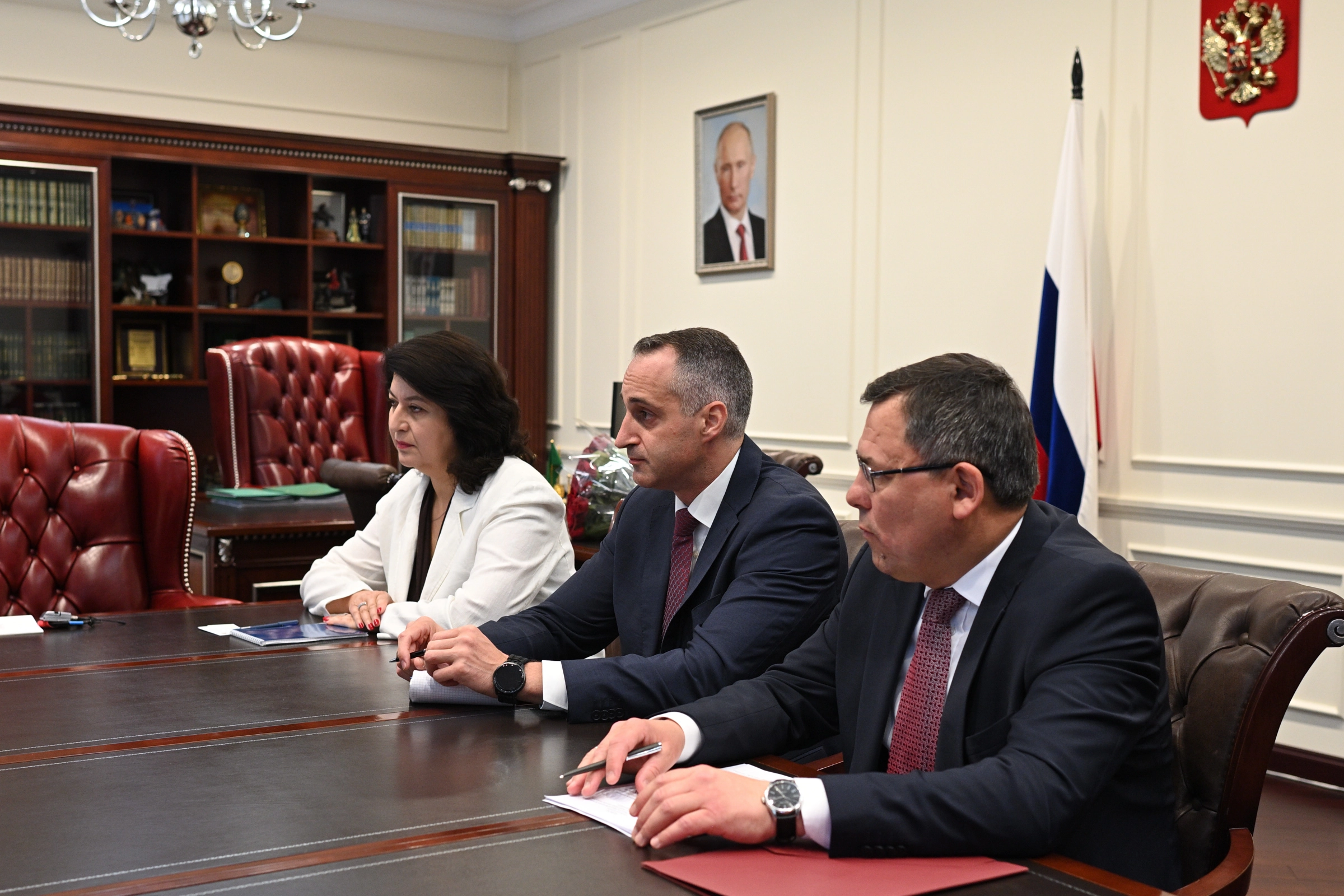 Vakhtang Mosashvili (center)