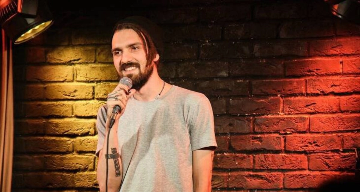 Artemy Ostanin doing stand up and standing court