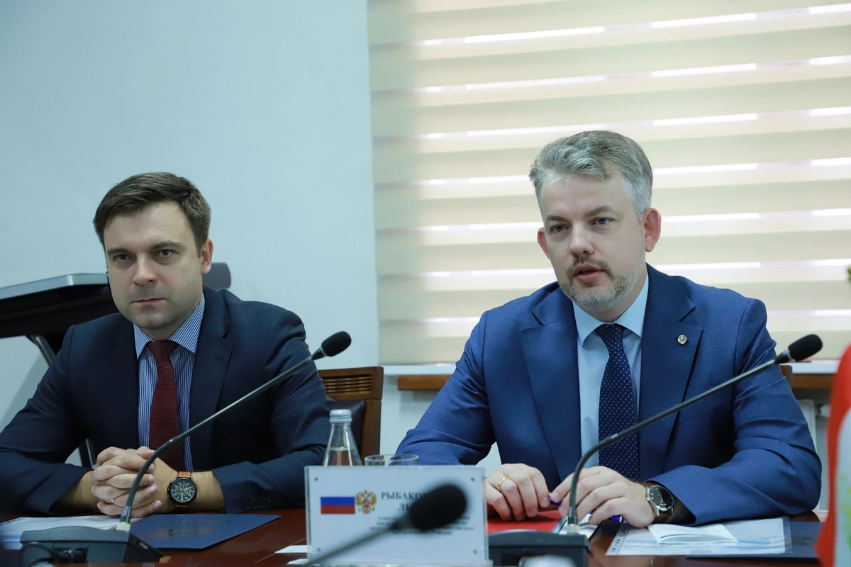 Vladimir Balobayev (left) during a visit to the Russian-Tajik (Slavonic) University, 2025