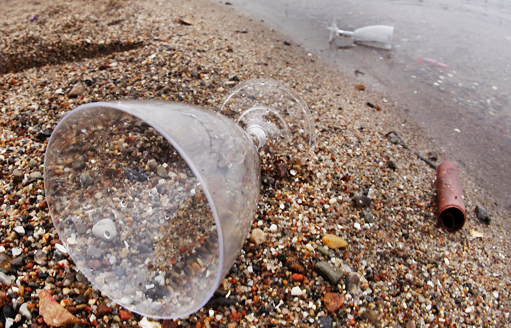 Одноразовые пластиковые стаканчики на берегу Балтийского моря