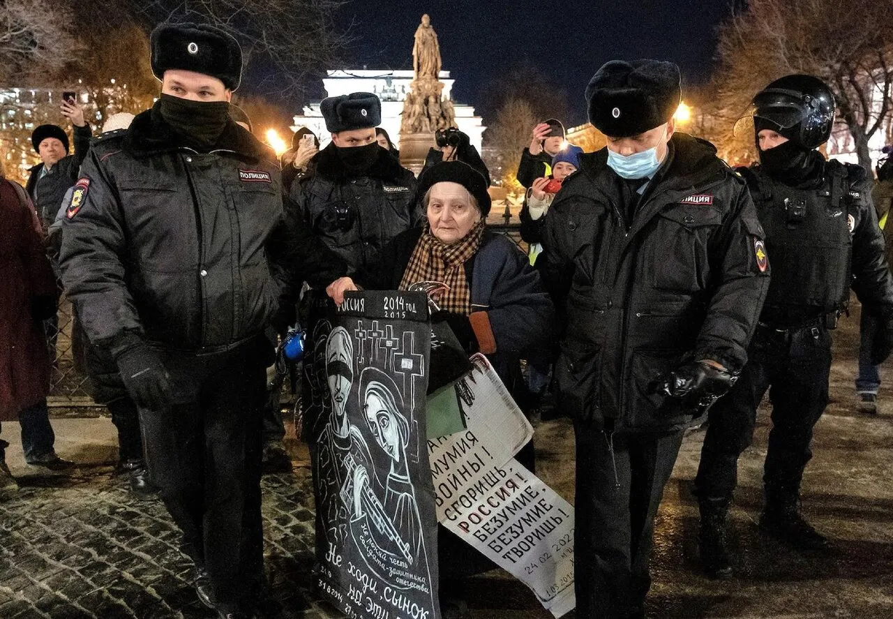Police detain Elena Osipova during an anti-war demonstration on Nevsky Prospect in St. Petersburg. Feb. 27, 2022. Photo: Alexey Smagin / Kommersant