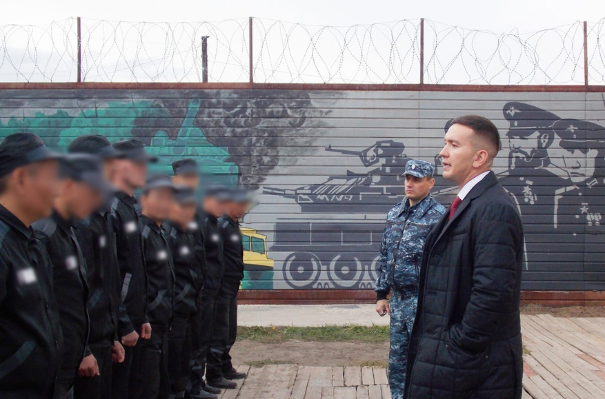 Major Igor Yurgin (in civilian clothing) appears before inmates at a correctional facility in Yakutia. Photo: Russian Ministry of Defense / Federal Penitentiary Service of the Republic of Sakha (Yakutia)