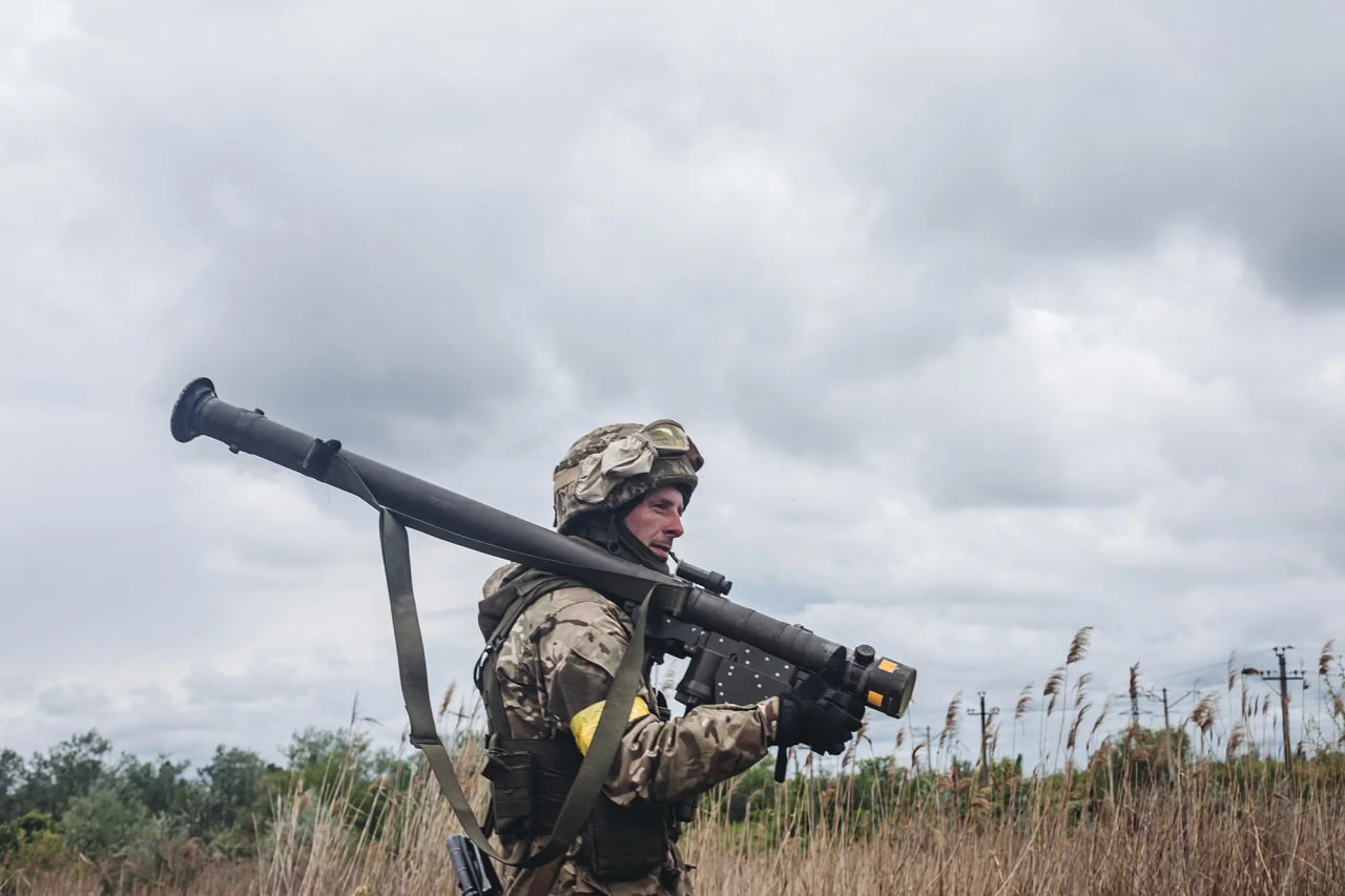Украинский солдат с ПЗРК Stinger. Фото: Diego Herrera Carcedo / Anadolu Agency via Getty Images