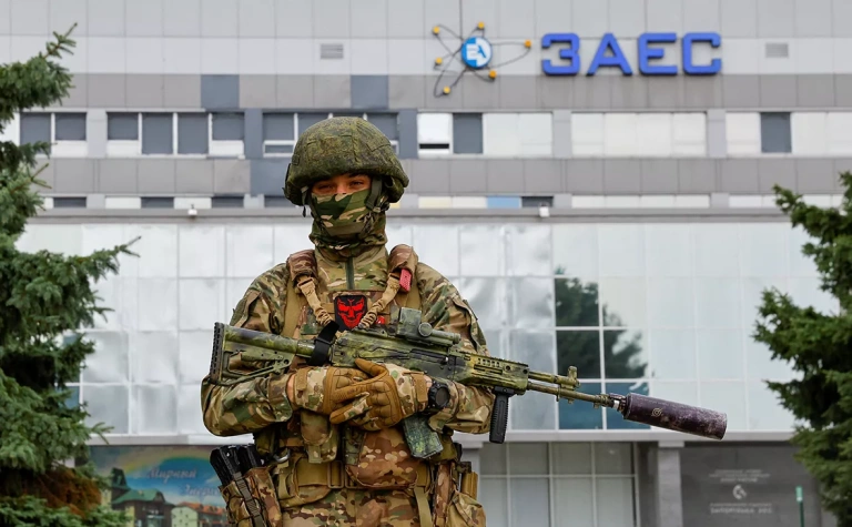 Фото: российский военный на территории Запорожской атомной электростанции / Reuters