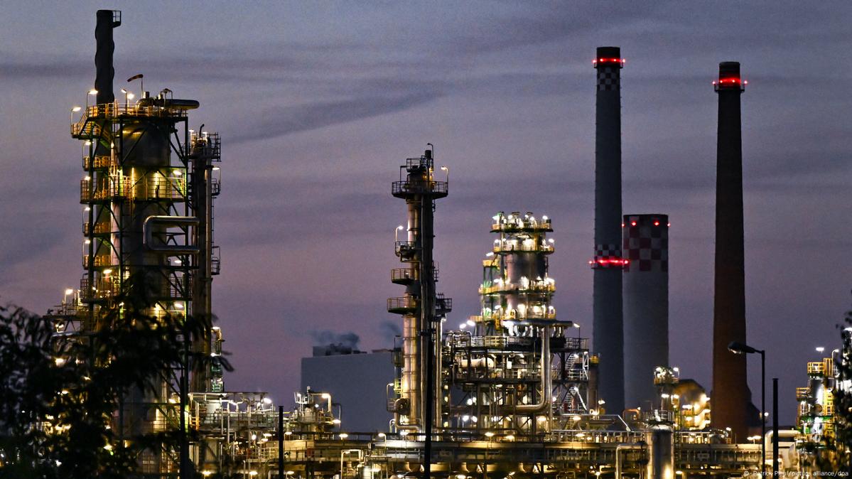 Завод в Шведте — один из трех нефтеперерабатывающих заводов в Германии, контрольный пакет акций которых принадлежит «Роснефти». Фото: dpa